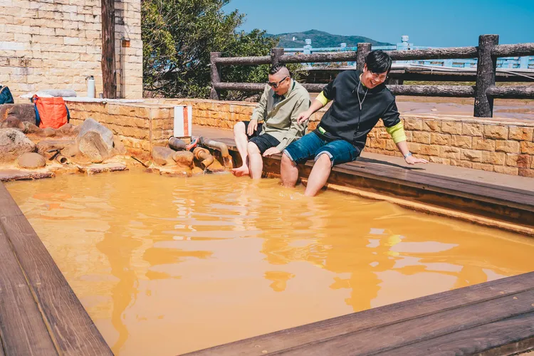 邰智源（左）與邵大倫（右）在「黃金之湯」泡腳直喊燙。公視台語台提供