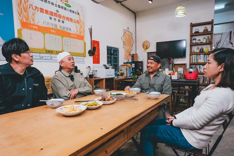 邵大倫（左一）與邰智源（左二）探訪當年以「白米炸彈客」轟動社會版面的社運人士楊儒門（右二）。公視台語台提供