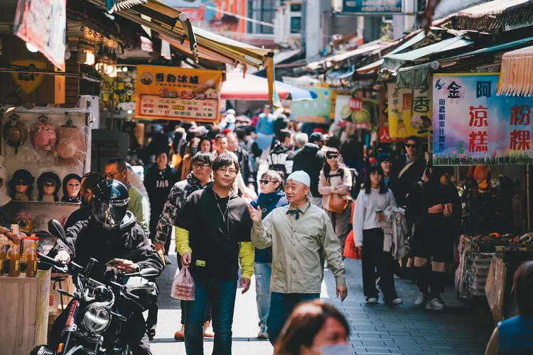 邰智源（右）與邵大倫在金山逛老街。公視台語台提供