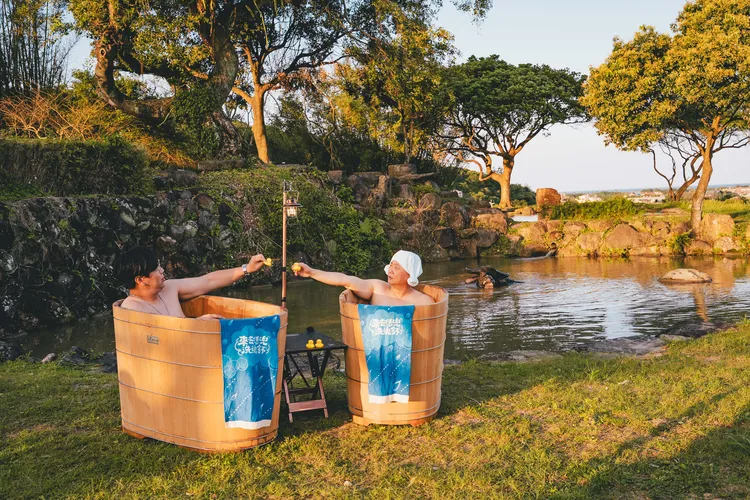 邰智源（右）與邵大倫邊泡湯邊感性回顧「洗魂舒」的溫暖旅程。公視台語台提供