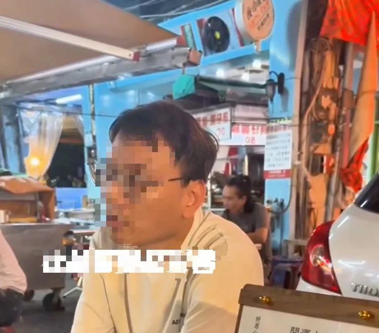 事後女子與友人到攤位上「洗臉」王男，影片上傳網路，警方主動偵辦。取自《社會事新聞影音》