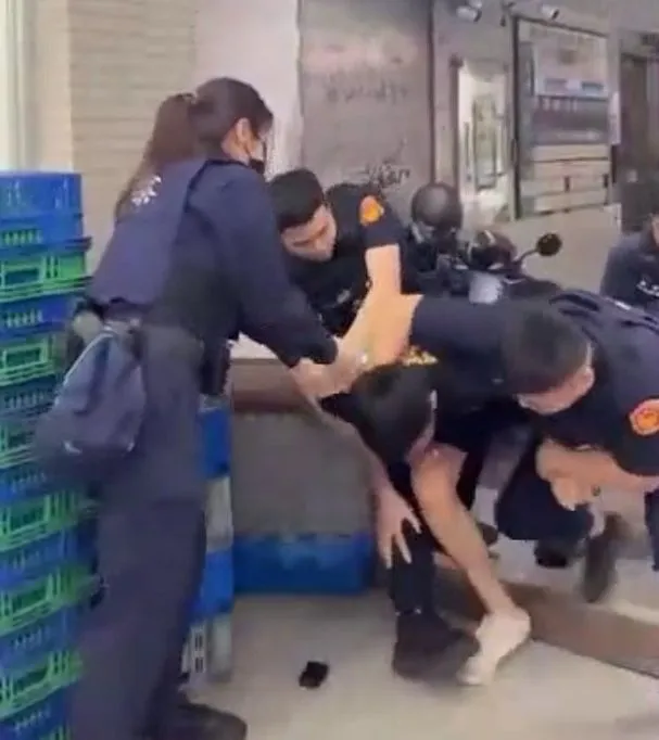 警員壓制王男。翻攝畫面
