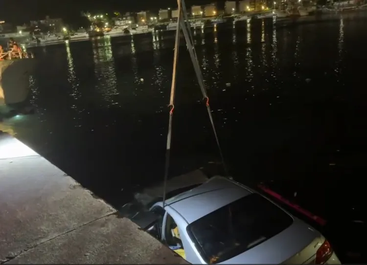 警消利用吊車將閔男車輛打撈上岸。翻攝照片