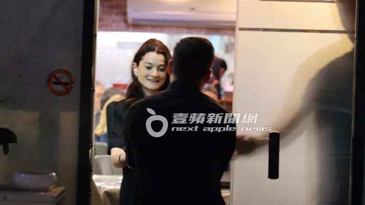 黃仁勳的女兒從外籍保鑣手中接過爸爸黃仁勳準備給大家的小禮物。特勤中心攝