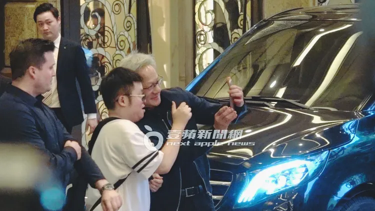 黃仁勳見到粉絲便湊上前拍照。特勤中心攝