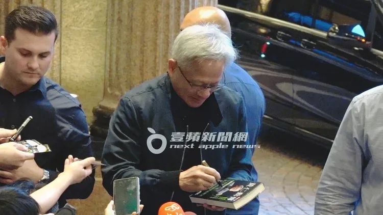 黃仁勳簽自己的自傳「黃仁勳傳」。特勤中心攝