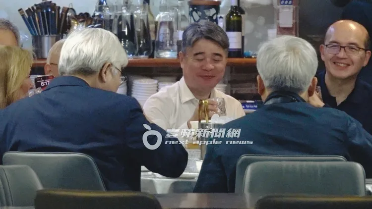 黃仁勳（右）左邊坐著台積電董事長魏哲家，在台北三大難訂的私廚「鄒記食舖」享用道地浙江菜。特勤中心攝