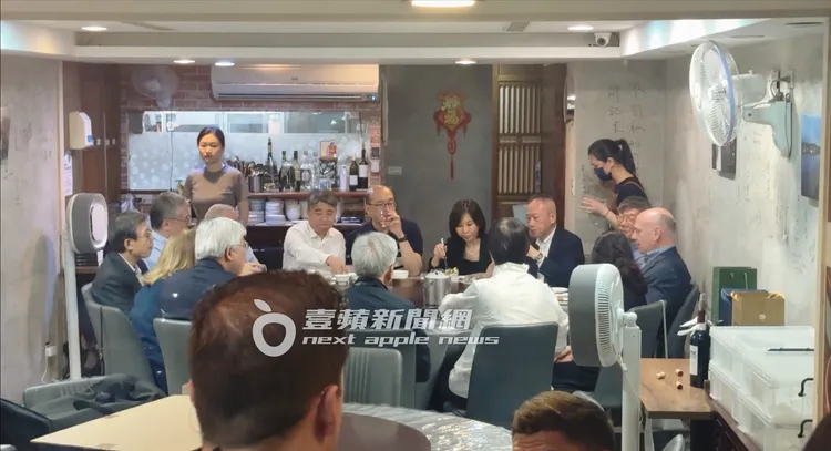 黃仁勳（中）與「最強供應鏈」台積電經營團隊高層共進晚餐。特勤中心攝