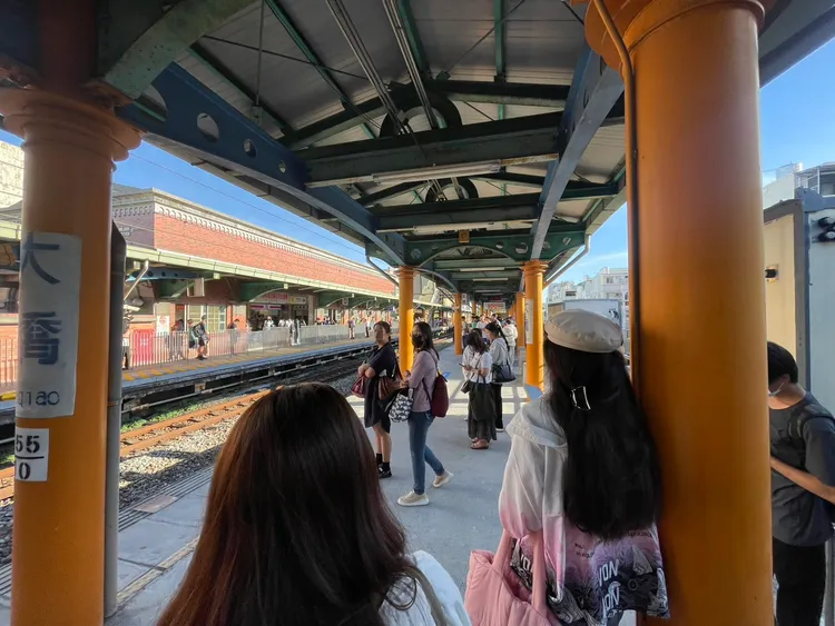 現在鐵警、台鐵公司處理中，雙向班次都受到影響。民眾提供