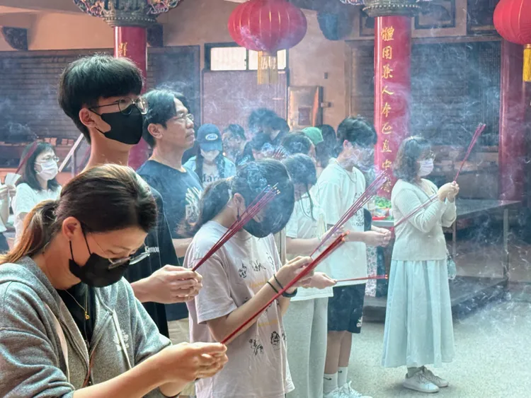 參拜時切記從面對廟宇的「右進左出」，意味從「龍邊」進入，另有魚躍龍門的寓意。攝影中心