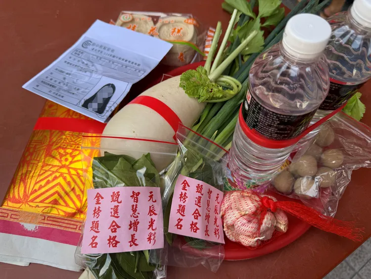 參拜時供品可以選擇有好的諧音或好彩頭的供品，例如蔥代表「聰明」、包子與粽子一起準備，稱為「包高中」、龍眼乾則寓意「畫龍點睛」等等。攝影中心
