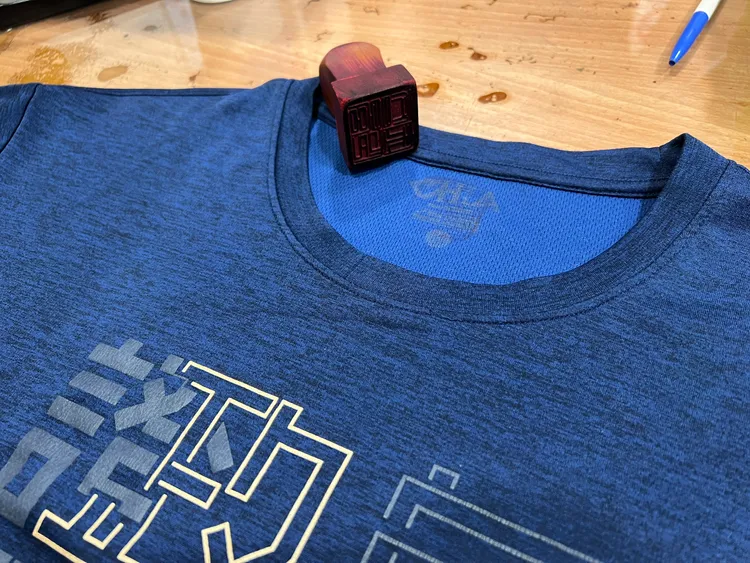 台北文昌宮會在法會中為考生衣服蓋上金印，代表祈求好的考運給考生。黃泓哲攝