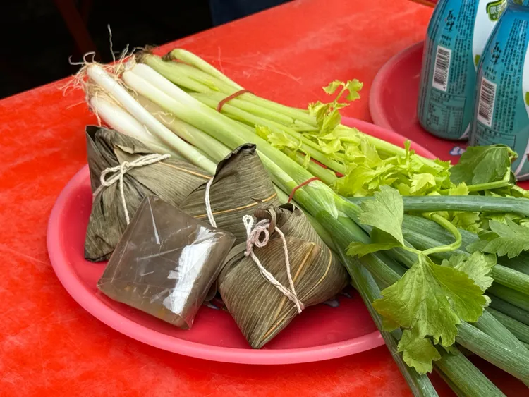 芹菜代表「勤學勤勞」、蔥代表「聰明智慧」、粽子象徵「高中狀元」。攝影中心
