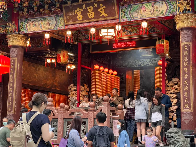 台北文昌宮是許多北部學子、考生祈求考運的廟宇。黃泓哲攝
