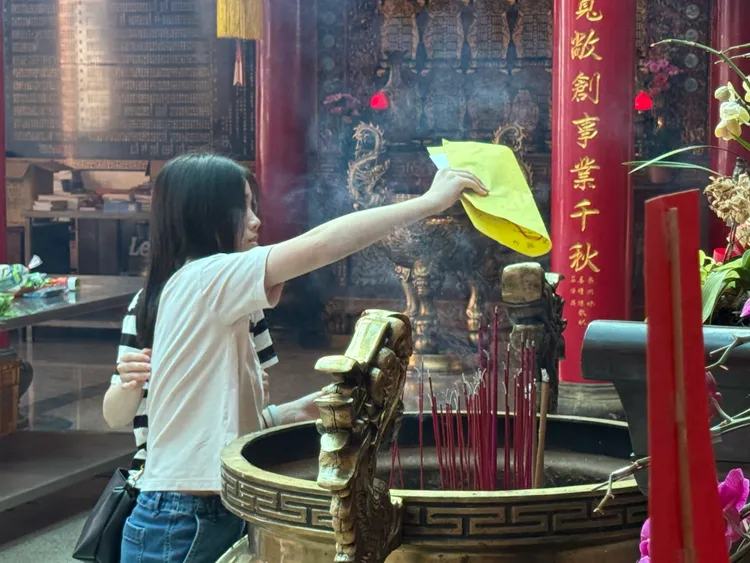 考生要向文昌帝君禱念祈求功名疏文，再過香爐後焚燒，完成祈求考試順利。攝影中心