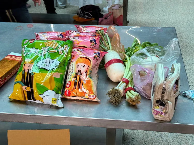 祈求考運時，供品常有代表「好彩頭」的蘿蔔、代表「考運發達」的發粿、代表「節節高升」的竹筍、代表貴氣的桂花糕。攝影中心