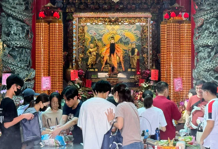 文昌帝君是掌管考試、升學和仕途的神明，許多考生都會向祂祈求考運順利。攝影中心