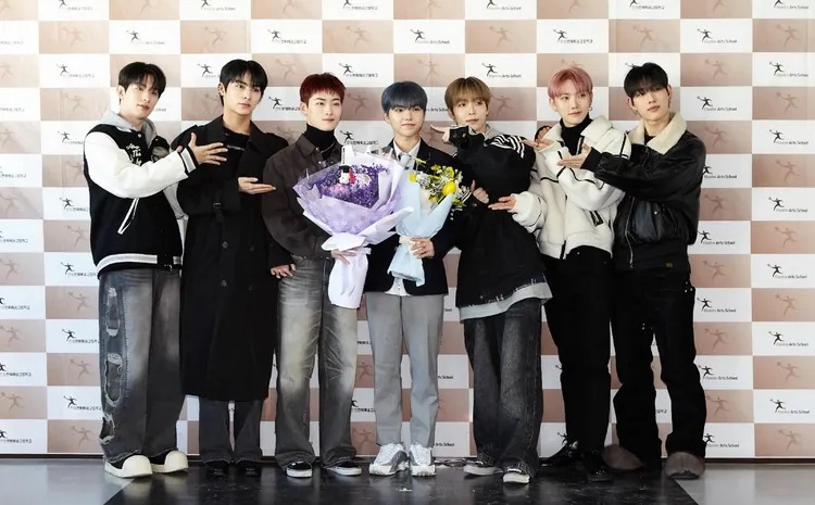 ON:N（中）今年2月從高中畢業，隊友全員到齊。翻攝韓林藝術高中IG