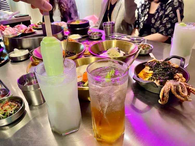 新品推出整支韓國melona哈密瓜冰棒的氣泡飲等。莊偉祺攝