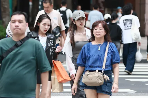梅雨休兵3地熱爆！明雷雨擴大「週末又一波」　母親節全台濕涼