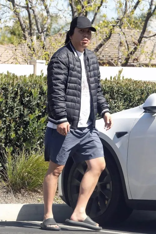 水原跳上特斯拉離去。翻攝自NewsPost7