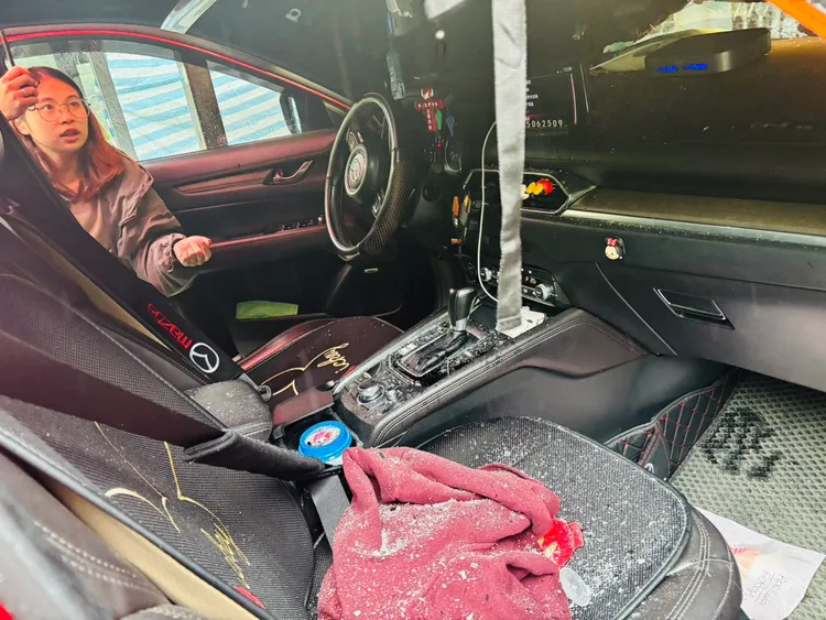 正副駕駛座與中控台部分可見碎玻璃掉落。翻攝畫面