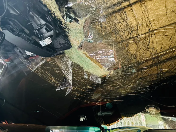 巨石落下砸毀車子的前擋玻璃。翻攝畫面