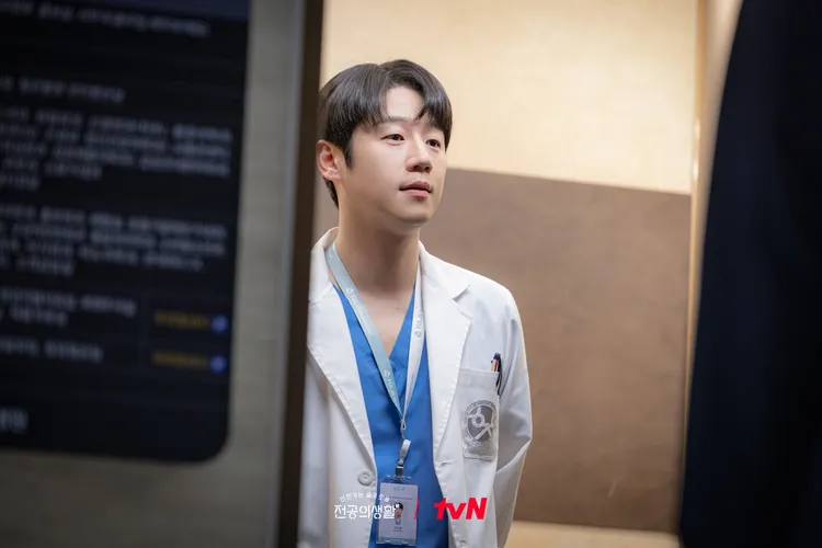 鄭準元出道11年，以暖醫「具道圓」一角暴紅。翻攝tvN