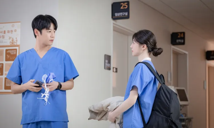 鄭準元（左）貼近高允貞，提起她裝滿東西的背包，要她每天都要來上班。翻攝tvN