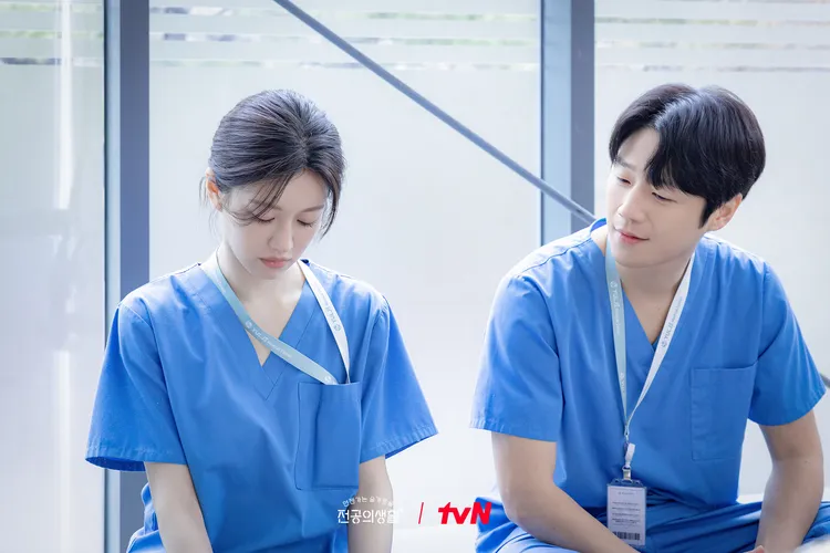 高允貞（左）劇中被教授盯上常出包，鄭準元時常出手解救。翻攝tvN