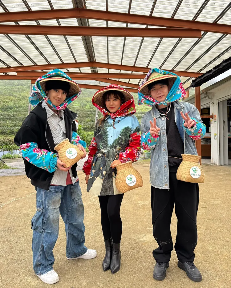 鼓鼓（左起）、丁噹和蕭秉治穿上客家花布的防曬手套與頭巾，意外超時尚。圖／相信音樂提供