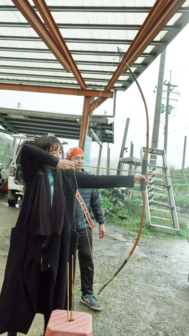 丁噹體驗射箭，一擊命中。圖／相信音樂提供