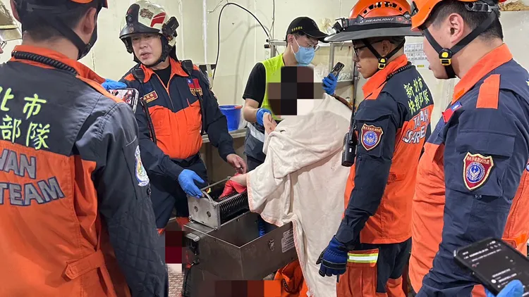 女員工手被絞肉機捲入。警方提供