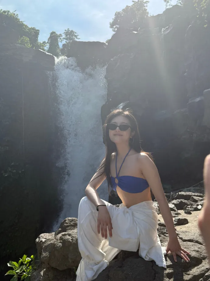 李蘭迪由閨蜜掌鏡拍美照。翻攝李蘭迪微博