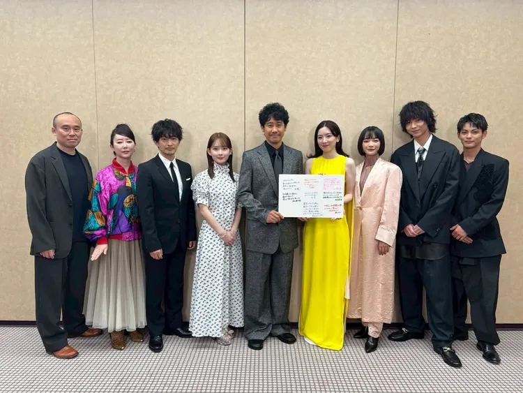 永野芽郁（右四）在不倫風波後首度露面，16日出席電影首映活動。翻攝電影塗鴉日記IG