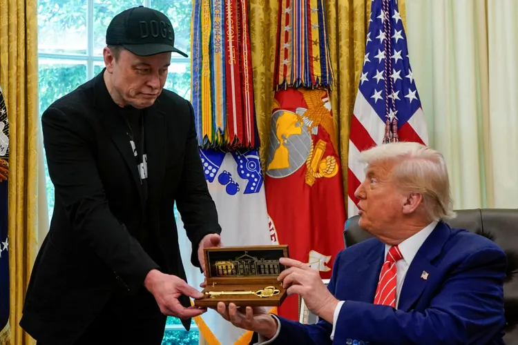 川普（右）送馬斯克一只白宮鑰匙當臨別贈禮。路透