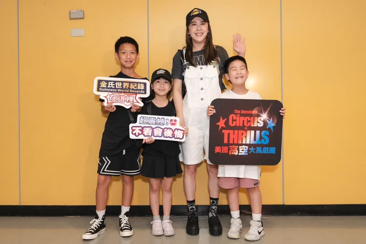 黃小柔和家人到場朝聖。寬宏藝術提供