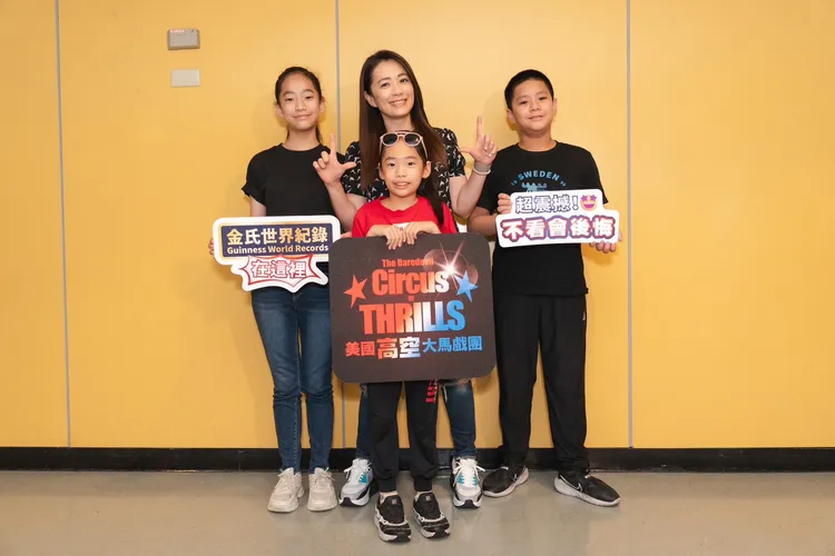 柯以柔一家人到場。寬宏藝術提供