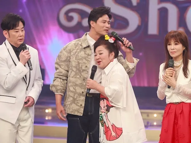 白冰冰（右）緊靠著陳國華胸膛成小女人。民視提供