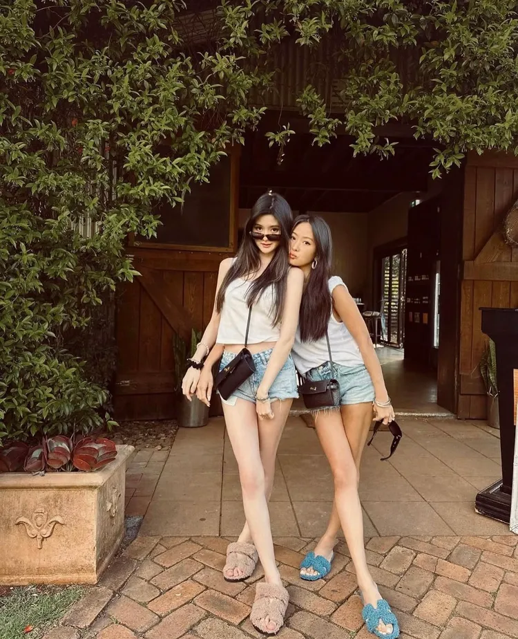 廖思惟（左）則是繼承了孫芸芸（右）的高顏值以及修長美腿。翻攝孫芸芸IG