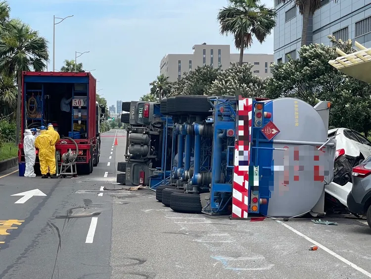 槽車翻覆。桃園市消防局提供