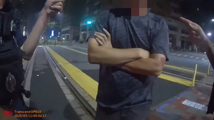 洪男在車禍現場酒話不斷，吵著要去小便。翻攝畫面