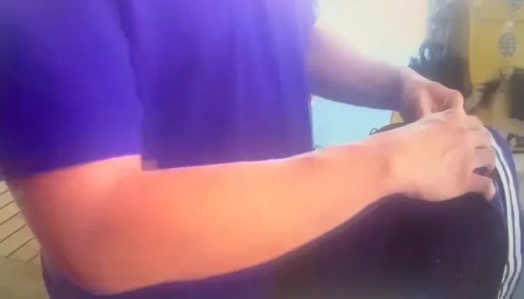 警到場將李男帶回。警方提供