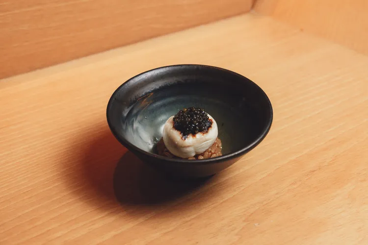 照壽司菜色：白子、初魚聯名魚子醬。業者提供