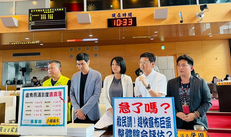 民進黨多位市議員痛批市府敲定大巨蛋地點事先完全未與地方、市議會溝通，決策黑箱有如「開盲盒」。民眾提供