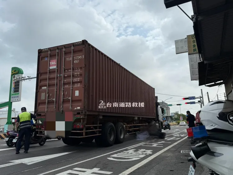 聯結車與機車擦撞，造成男騎士當場死亡。翻攝道路援張家班