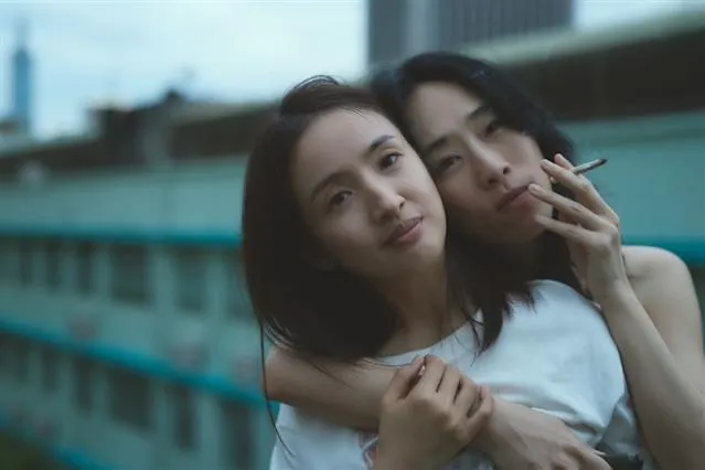 林依晨（左）在電影《失明》中與吳可熙有精彩對手戲。圖／周子娛樂提供