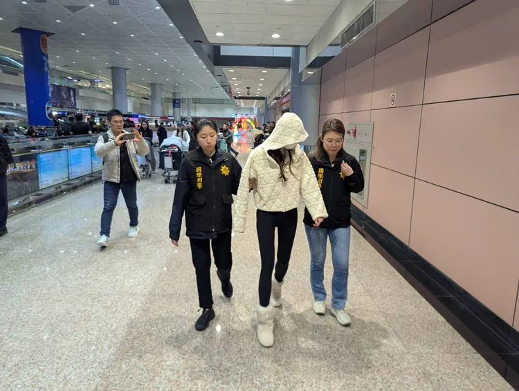 警方在機場逮捕廖姓女嫌。刑事局提供
