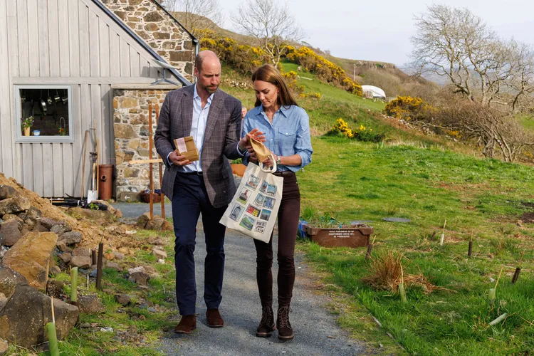 凱特王妃（右）與威廉王子日前度過結婚14周年。Robert Perry/Pool via AP