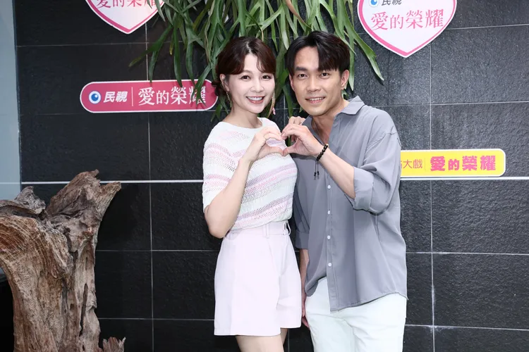 許仁杰（右）過去和謝京穎在八點檔演夫妻，因而傳緋聞。資料照